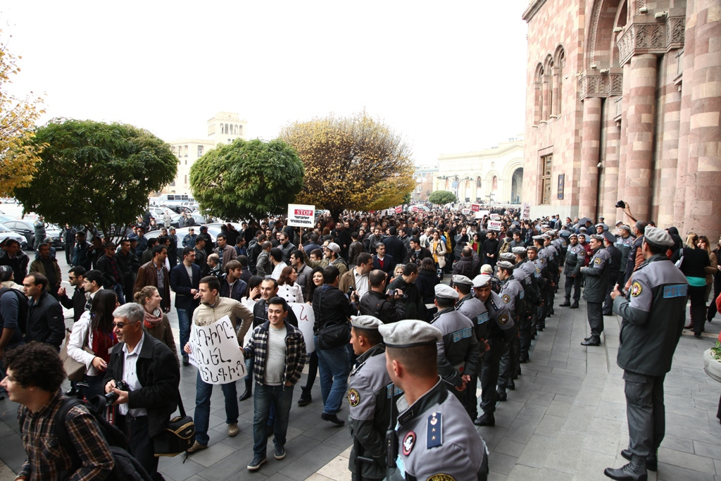 Перед парламентом Армении проходит акция протеста
