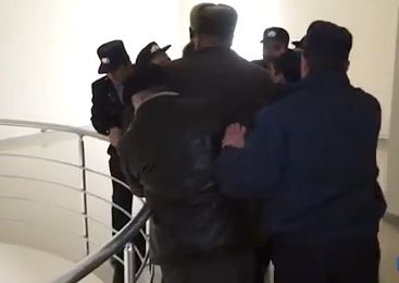 Отец погибшего солдата в здании суда пытался покончить с жизнью