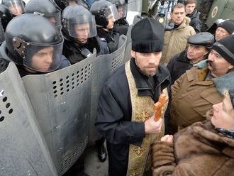 Священники приостановили столкновения в Киеве