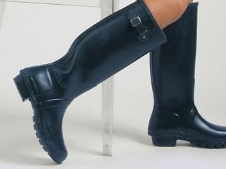 В Казахстане женщина подарила подруге сапоги с миллионом