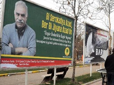 Скандал в Турции: фото лидера курдского сопротивления оказалось на рекламных щитах