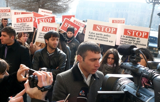 Сопредседателей Минской группы ОБСЕ в Ереване встретили акцией протеста