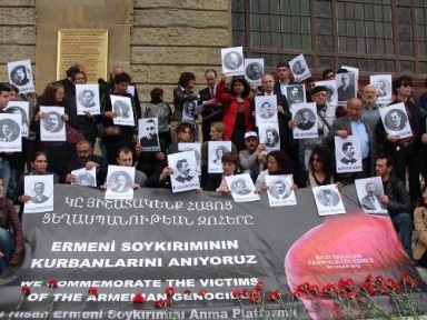 На стамбульском вокзале почтили память отправленных на погибель представителей армянской интеллигенции