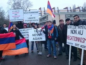 Армяне проводят акцию рядом со зданием ЕСПЧ