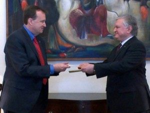 Новый посол США вручил копии верительных грамот главе МИД Армении