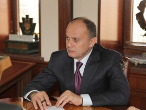 Глава Минобороны Армении проинформировал Анджея Каспршика о действиях Баку