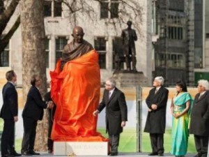 В центре Лондона открыли памятник Махатме Ганди