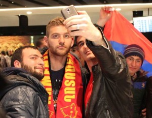 Фанаты сборной Армении устроили торжественный прием защитнику «Олимпика» в «Звартноце»