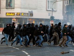 Вследствие беспорядков во Франкфурте пострадали 94 полицейских