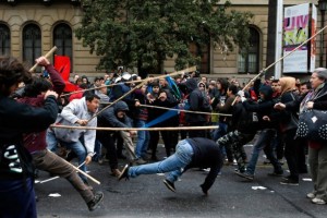 Сторонники и противники Саакашвили устроили драку у парламента Грузии