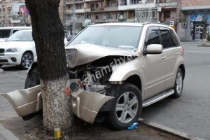 На проспекте Комитаса молодая девушка на машине Suzuki врезалась в дерево