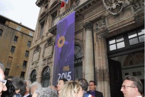 На фасаде мэрии Марселя установлены баннеры к столетию Геноцида армян
