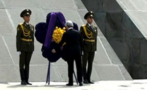 Траурный венок памяти жертв геноцида армян возложен к Вечному огню в Цицернакаберде