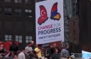 Турки в Нью-Йорке установили плакаты «армяно-турецкой дружбы» (Видео)