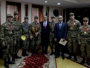 Глава Минобороны Армении вручил медали военнослужащим-спортсменам