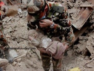 Из-под завалов в Непале достали живого 4-месячного ребенка