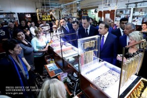 Премьер Армении посетил Рынок золота в Ереване