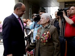 Министр обороны Армении вручил медали ветеранам-врачам