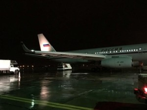 В самолет с частью российской делегации по пути в Ереван ударила молния