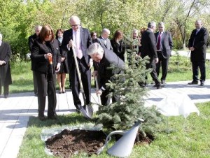 Главы МИД Армении и Аргентины посадили дерево в Цицернакаберде