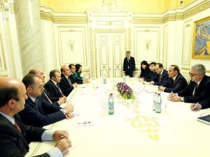Премьер-министра Армении пригласили в Ливан