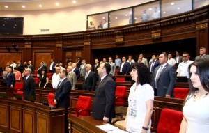 Армянские депутаты почтили минутой молчания память жертв землетрясения в Непале