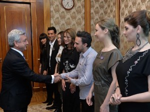 Серж Саргсян вручил армянские паспорта членам группы «Genealogy»