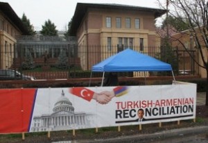 Турки день и ночь охраняют территорию посольства Турции в США