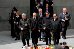 Серж Саргсян и президенты четырех стран возложили цветы к вечному огню в Цицернакаберде
