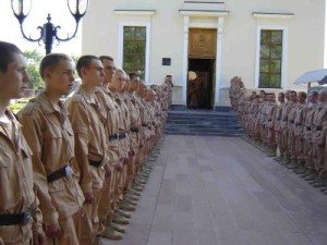 Военнослужащие ЮВО раздали жителям Армении около 1 тыс георгиевских ленточек