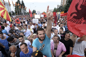 Десятки тысяч протестующих вышли на улицы Македонии