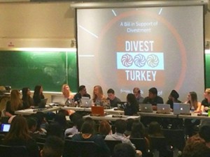 Студенты университета в Риверсайде тоже призвали изъять капитал из Турции