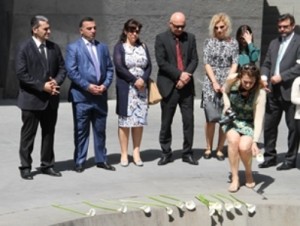 Министр труда Чехии посетила Мемориальный комплекс «Цицернакаберд»