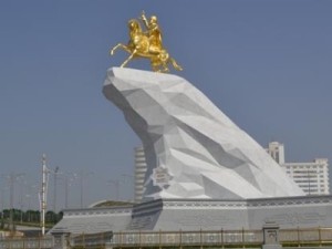 В Ашхабаде установили золотую статую Бердымухамедова
