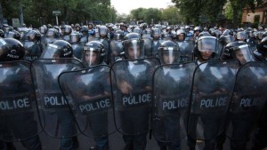 В Ереване судя по всему, полицейские собираются бить людей: прямой эфир
