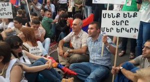 Число участников протестной акции против подорожания электроэнергии на площади Свободы в Ереване превысило 500 человек