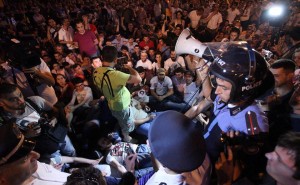 К участникам акции протеста в Ереване присоединяются жители городов Гюмри и Севан