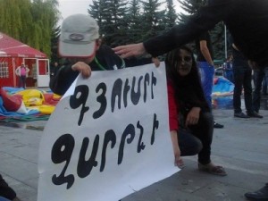 В Гюмри прошло шествие против повышения тарифа на электроэнергию в Армении