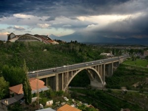 Мужчина бросился с Киевского моста в Ереване
