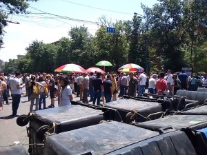 Количество протестующих в Ереване продолжает расти