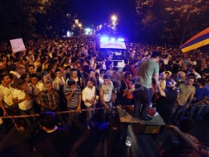 Требования протестующих в Ереване неизменны: Прямая трансляция