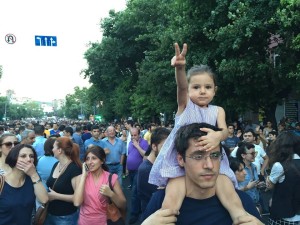 Задержан гражданин на проспекте Баграмяна, демонстранты добавляют требования