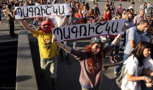 Митингующие в Ереване заняли еще один проспект
