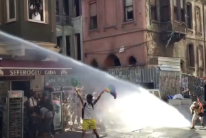 Гей-прайд в Стамбуле разогнали при помощи водометов и резиновых пуль