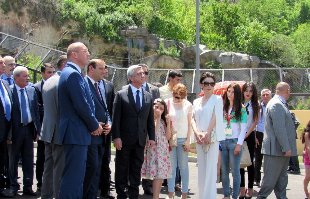 На открытие сезона Зоопарка президент Армении привел внуков
