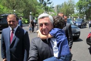 На открытие сезона Зоопарка президент Армении привел внуков