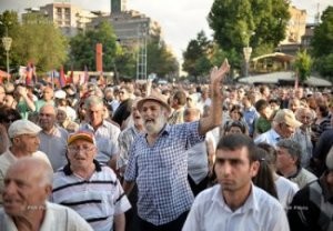 Участники акции протеста двинулись к резиденции президента Армении