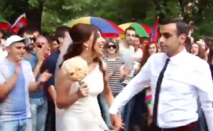 На акцию протеста в центре Еревана пришли жених и невеста прямо со свадьбы