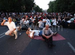 Протестующие в Ереване продолжают митинговать за баррикадами