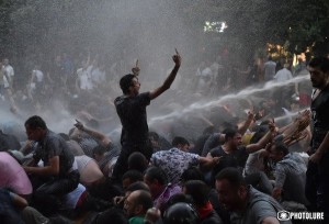 Жестокое полицейское насилие в отношении протестующих в Ереване